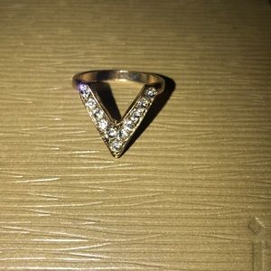 🤩cute “v” ring